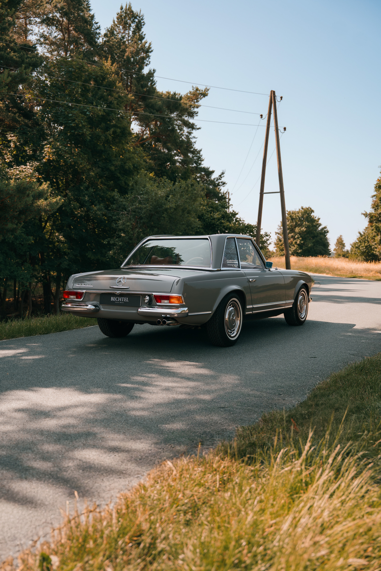 Perfectly restored gray Mercedes-Benz 280 SL Pagoda for sale! Including original Frigiking air conditioning system, seatbelts and HiFi-system with bluetooth connectivity. 