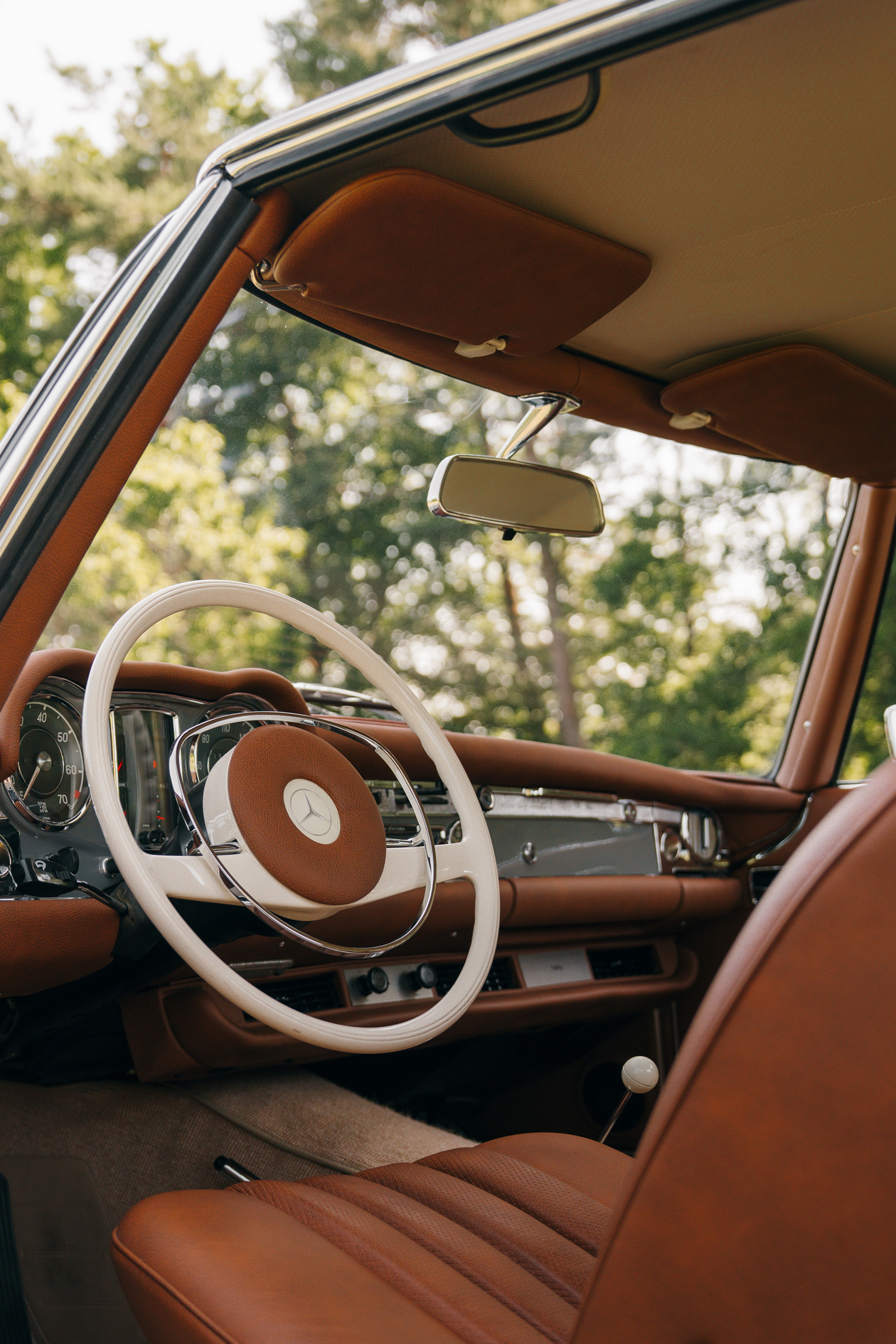 Perfectly restored gray Mercedes-Benz 280 SL Pagoda for sale! Including original Frigiking air conditioning system, seatbelts and HiFi-system with bluetooth connectivity. 