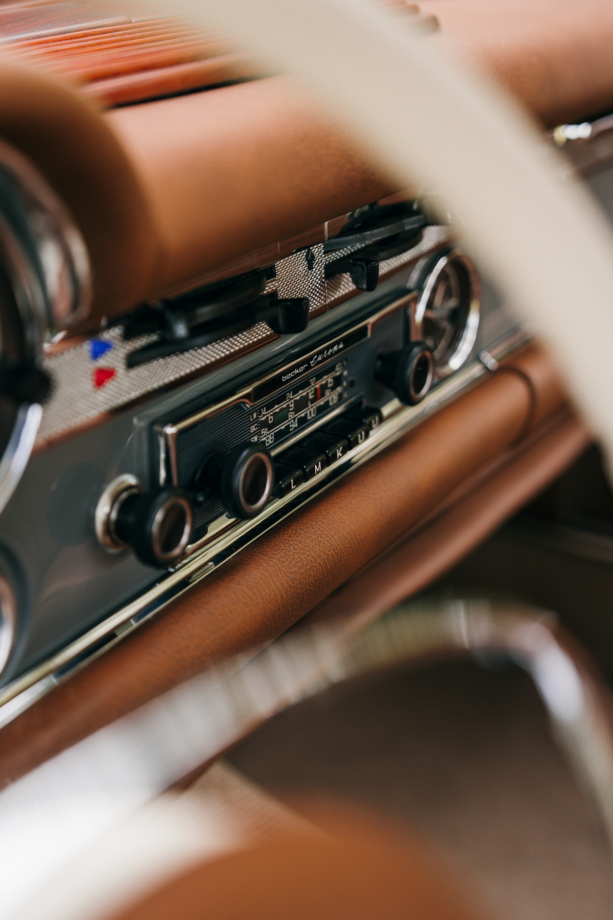 Perfectly restored gray Mercedes-Benz 280 SL Pagoda for sale! Including original Frigiking air conditioning system, seatbelts and HiFi-system with bluetooth connectivity. 