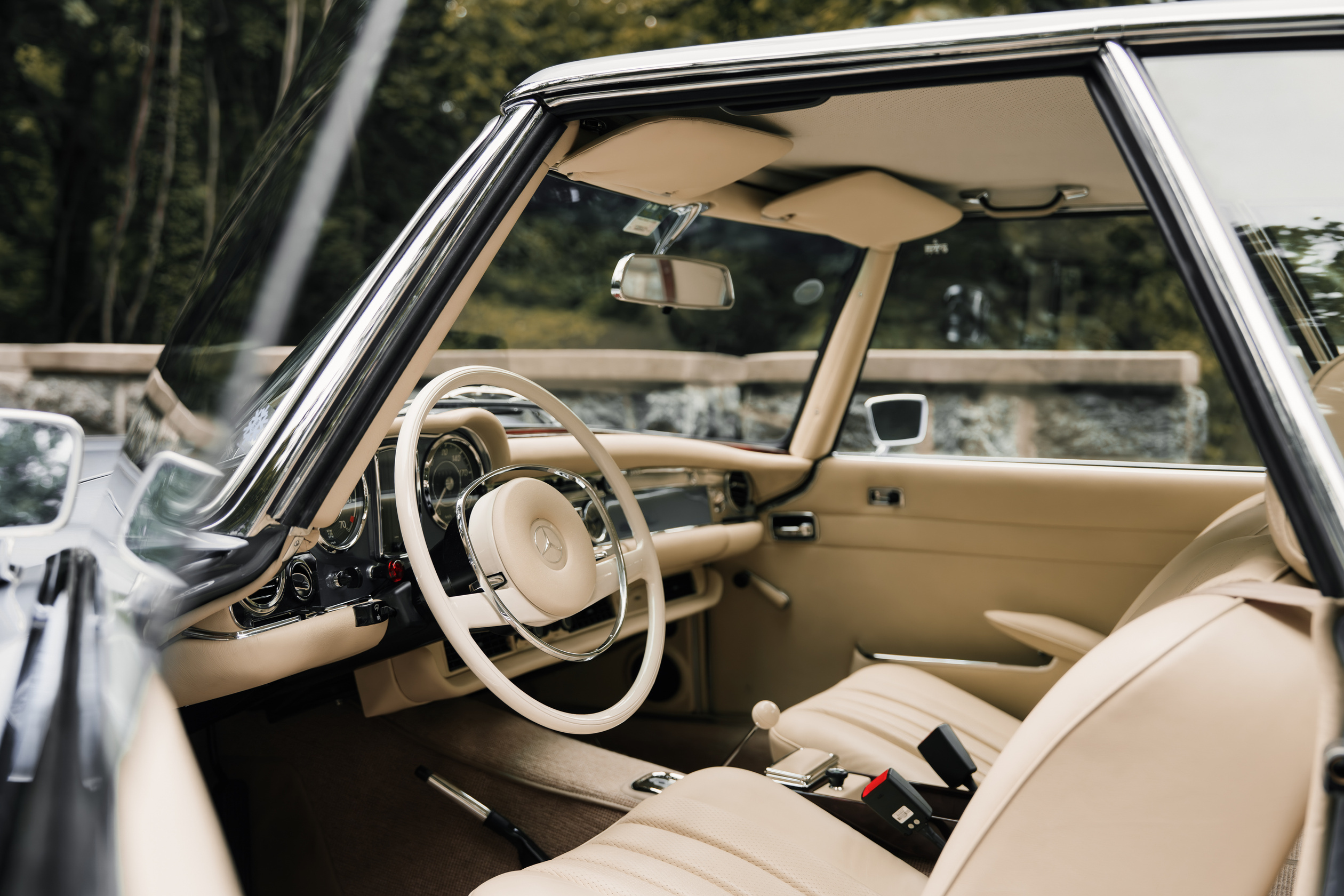 In New York: Fully restored blue Mercedes-Benz 280 SL Pagoda including A/C, HiFi-System, Seatbelts for sale! 