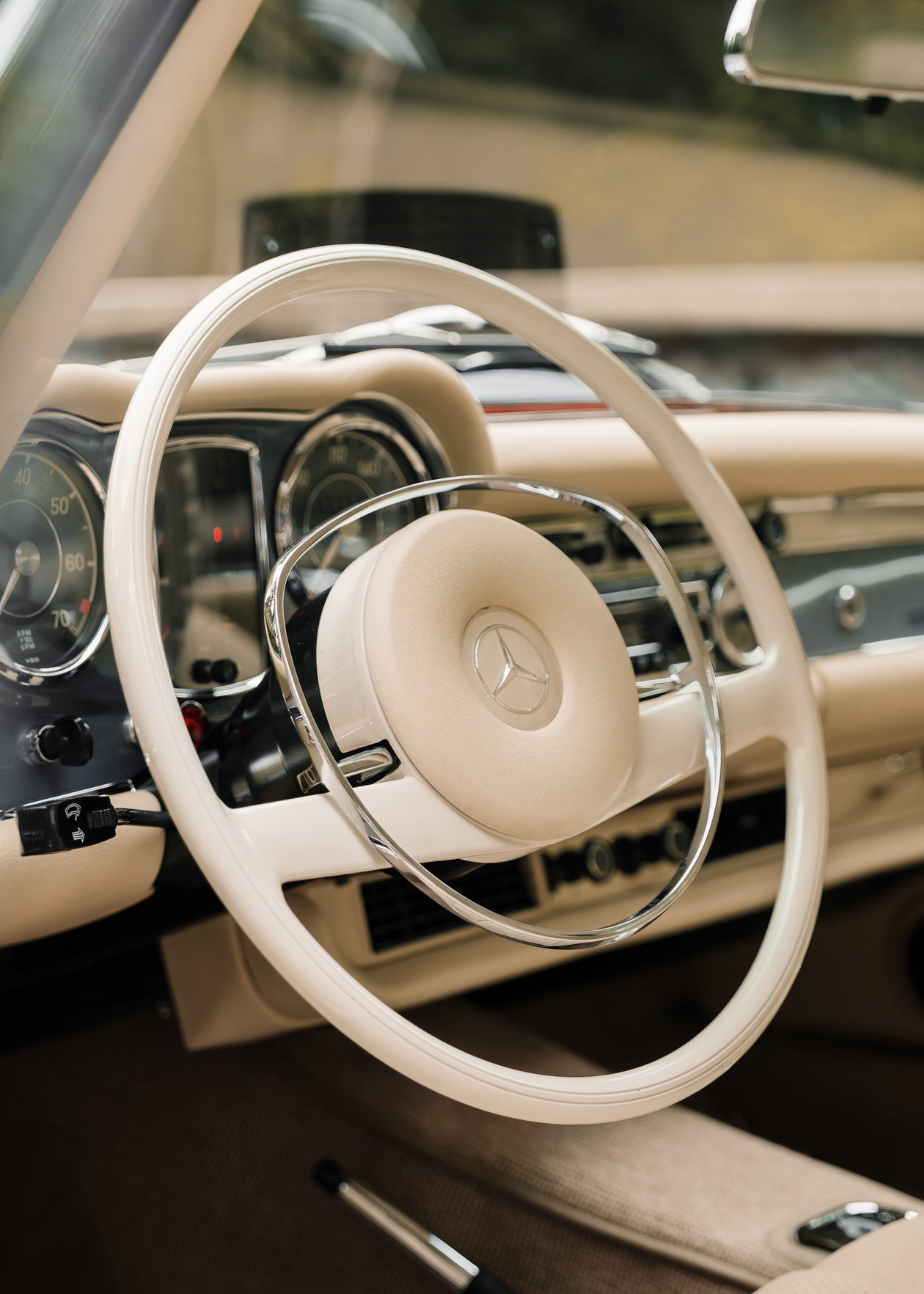 In New York: Fully restored blue Mercedes-Benz 280 SL Pagoda including A/C, HiFi-System, Seatbelts for sale! 