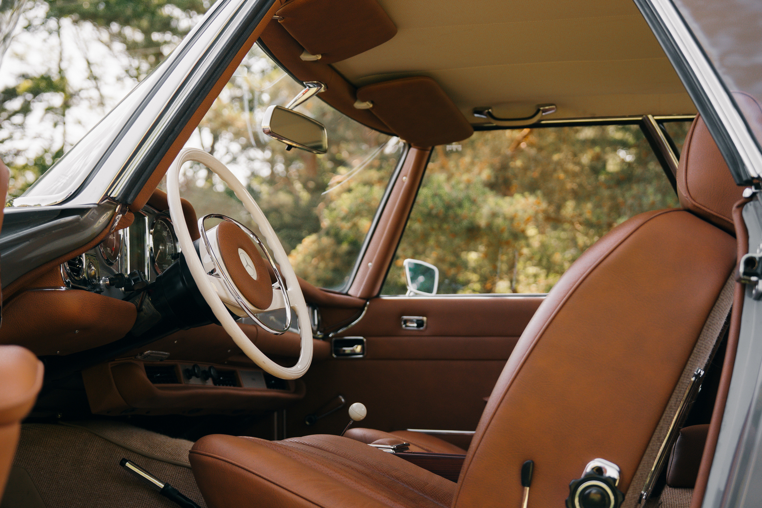 Perfectly restored gray Mercedes-Benz 280 SL Pagoda for sale! Including original Frigiking air conditioning system, seatbelts and HiFi-system with bluetooth connectivity. 