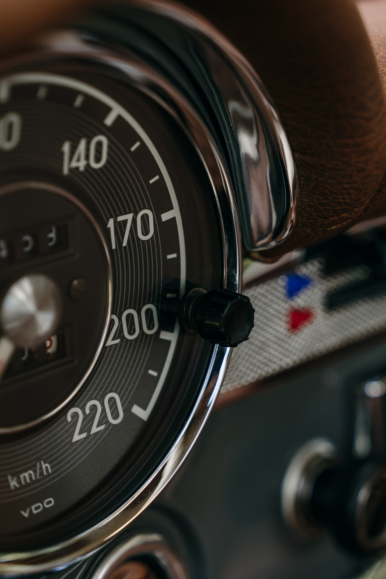 Perfectly restored gray Mercedes-Benz 280 SL Pagoda for sale! Including original Frigiking air conditioning system, seatbelts and HiFi-system with bluetooth connectivity. 