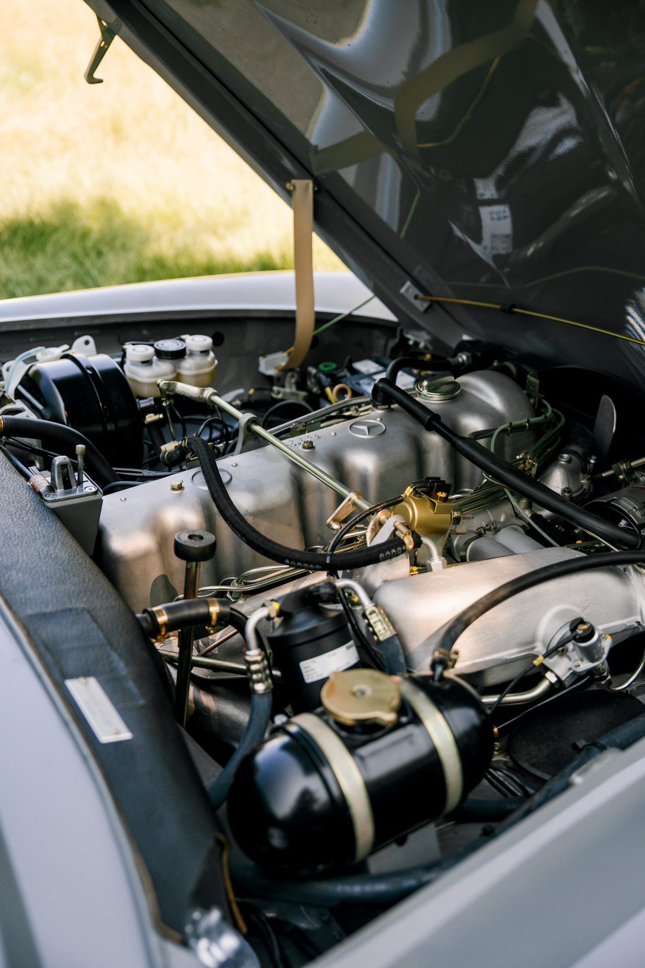 Perfectly restored gray Mercedes-Benz 280 SL Pagoda for sale! Including original Frigiking air conditioning system, seatbelts and HiFi-system with bluetooth connectivity. 