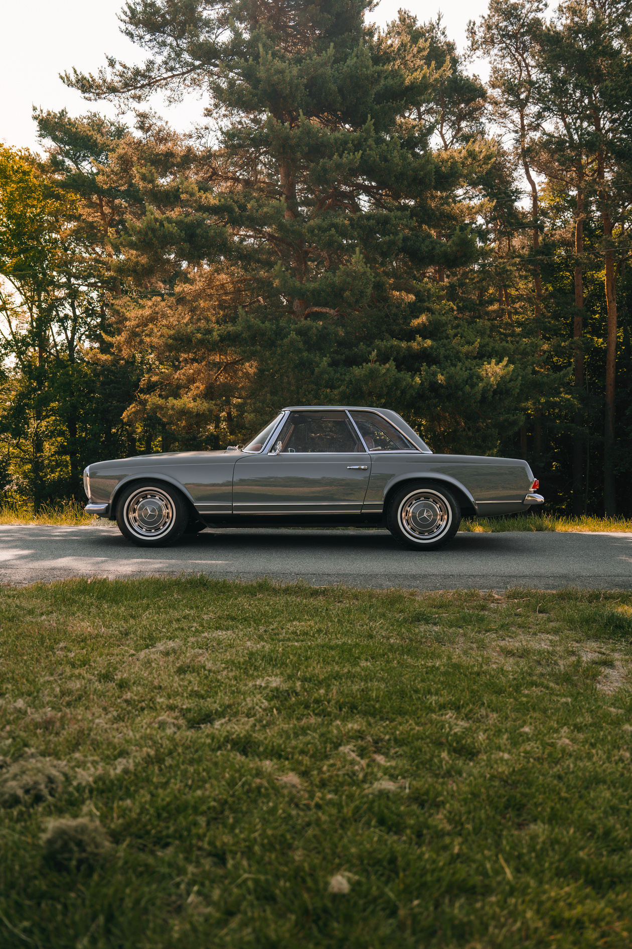 Perfectly restored gray Mercedes-Benz 280 SL Pagoda for sale! Including original Frigiking air conditioning system, seatbelts and HiFi-system with bluetooth connectivity. 