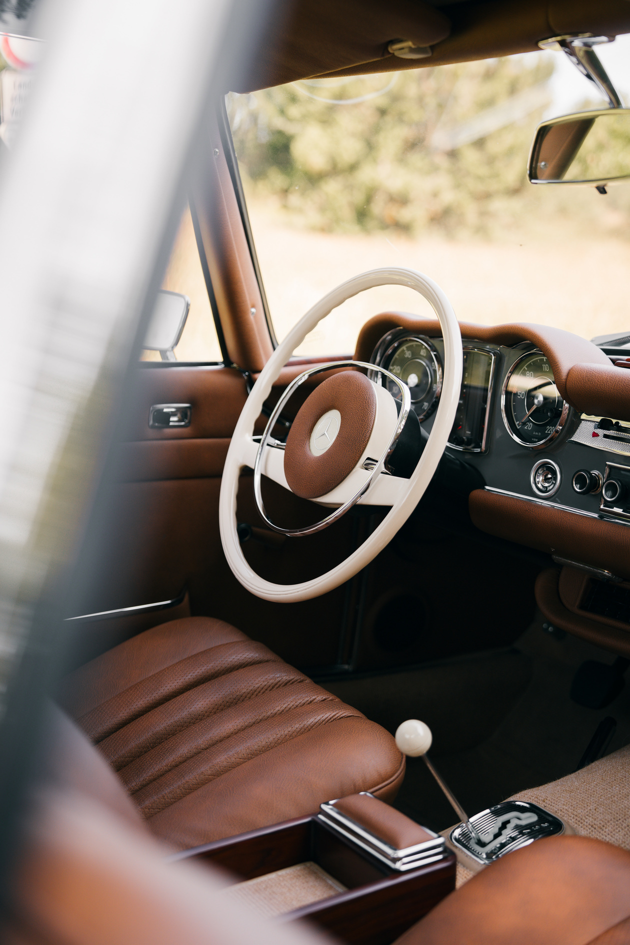 Perfectly restored gray Mercedes-Benz 280 SL Pagoda for sale! Including original Frigiking air conditioning system, seatbelts and HiFi-system with bluetooth connectivity. 