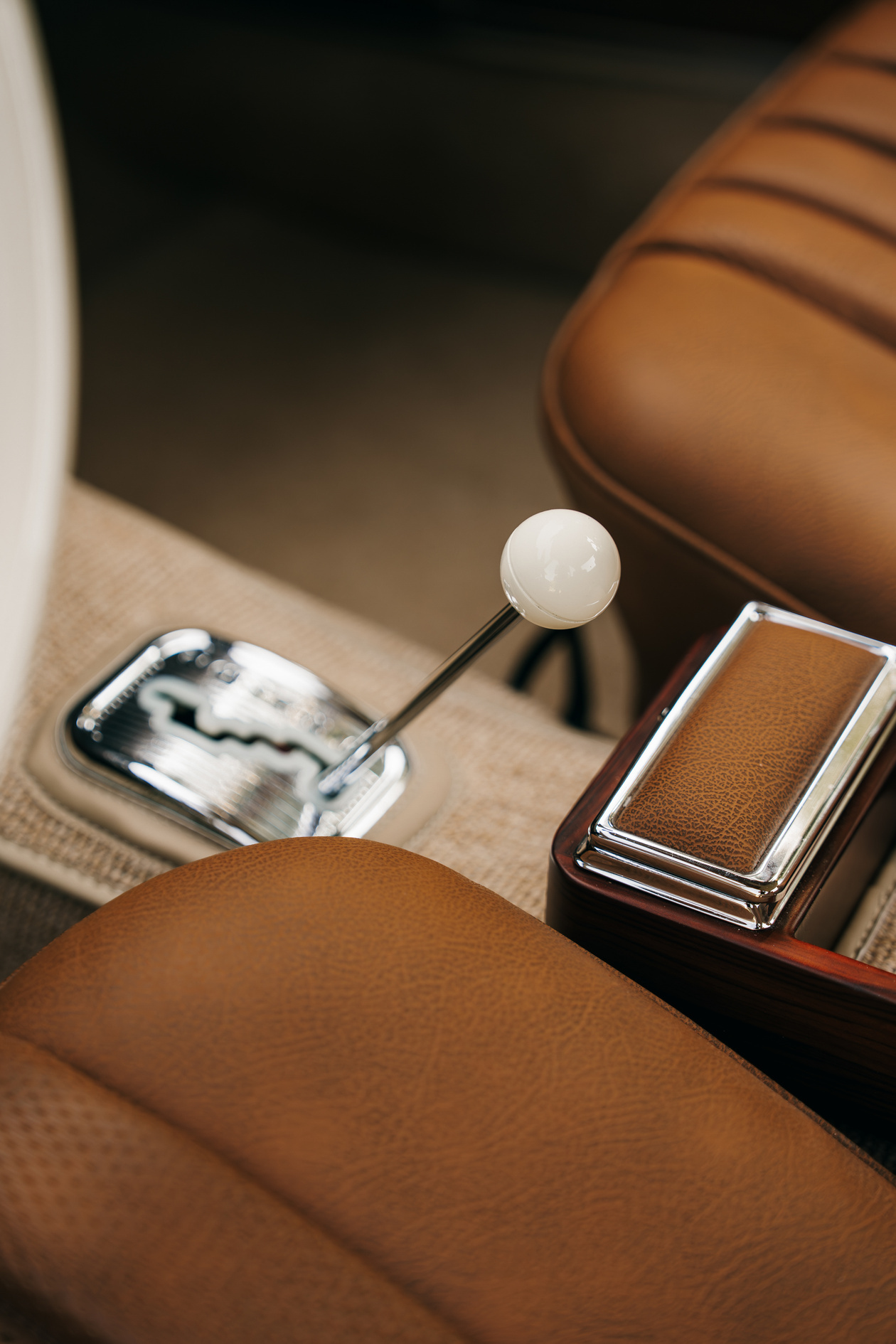 Perfectly restored gray Mercedes-Benz 280 SL Pagoda for sale! Including original Frigiking air conditioning system, seatbelts and HiFi-system with bluetooth connectivity. 