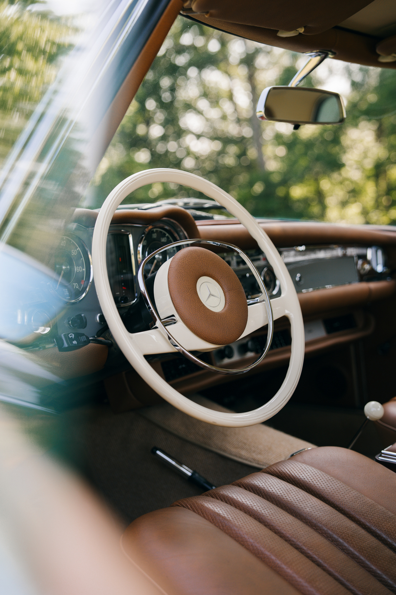Perfectly restored gray Mercedes-Benz 280 SL Pagoda for sale! Including original Frigiking air conditioning system, seatbelts and HiFi-system with bluetooth connectivity. 