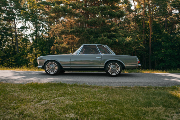 Perfectly restored gray Mercedes-Benz 280 SL Pagoda for sale! Including original Frigiking air conditioning system, seatbelts and HiFi-system with bluetooth connectivity. 