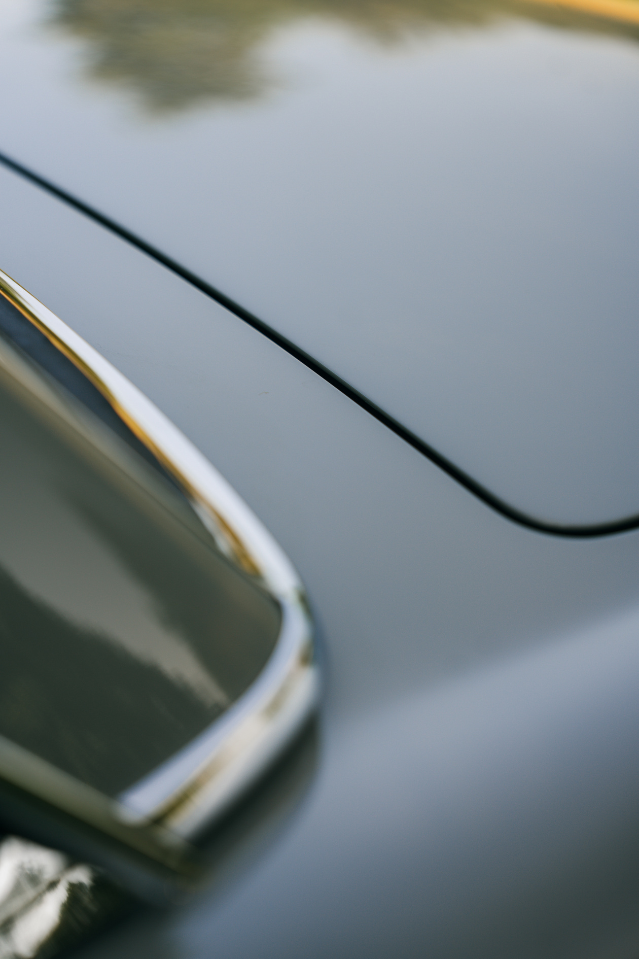 Perfectly restored gray Mercedes-Benz 280 SL Pagoda for sale! Including original Frigiking air conditioning system, seatbelts and HiFi-system with bluetooth connectivity. 