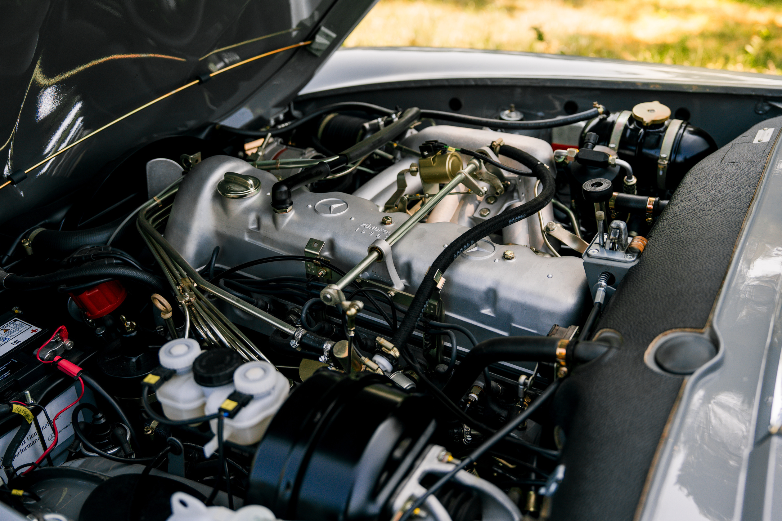 Perfectly restored gray Mercedes-Benz 280 SL Pagoda for sale! Including original Frigiking air conditioning system, seatbelts and HiFi-system with bluetooth connectivity. 