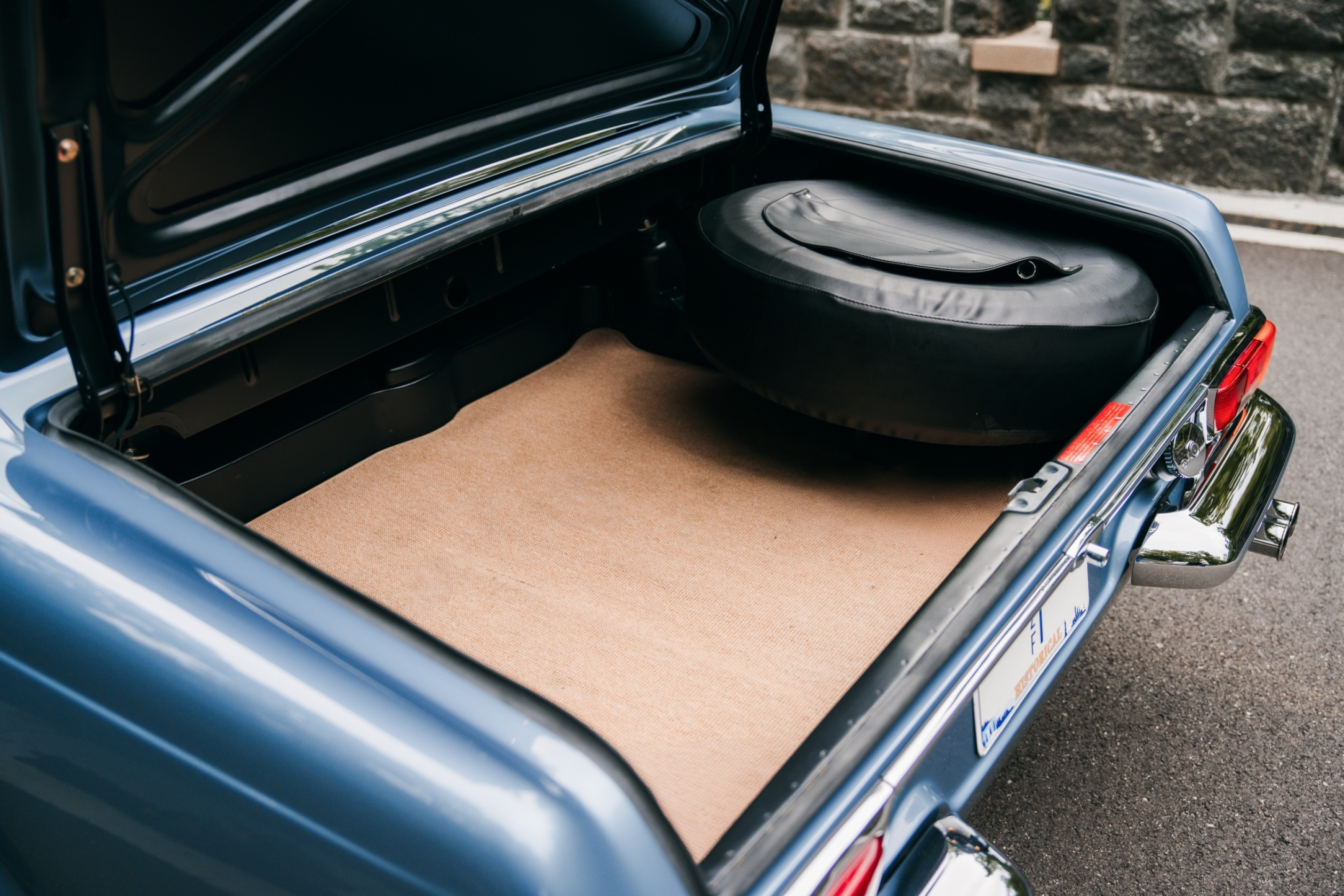 In New York: Fully restored blue Mercedes-Benz 280 SL Pagoda including A/C, HiFi-System, Seatbelts for sale! 