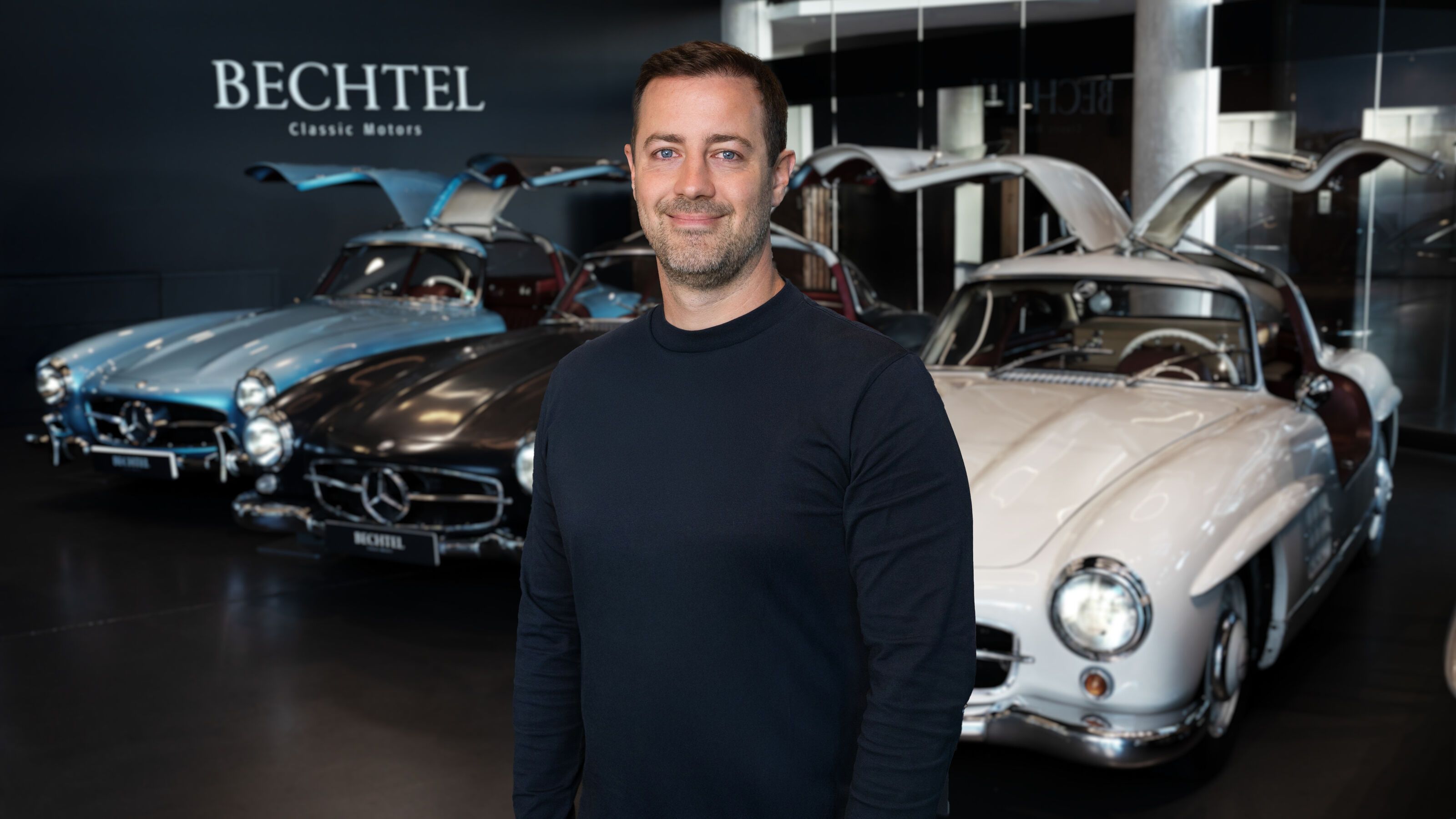 Tim Bechtel vor einem Mercedes-Benz 300 SL Flügeltürer  