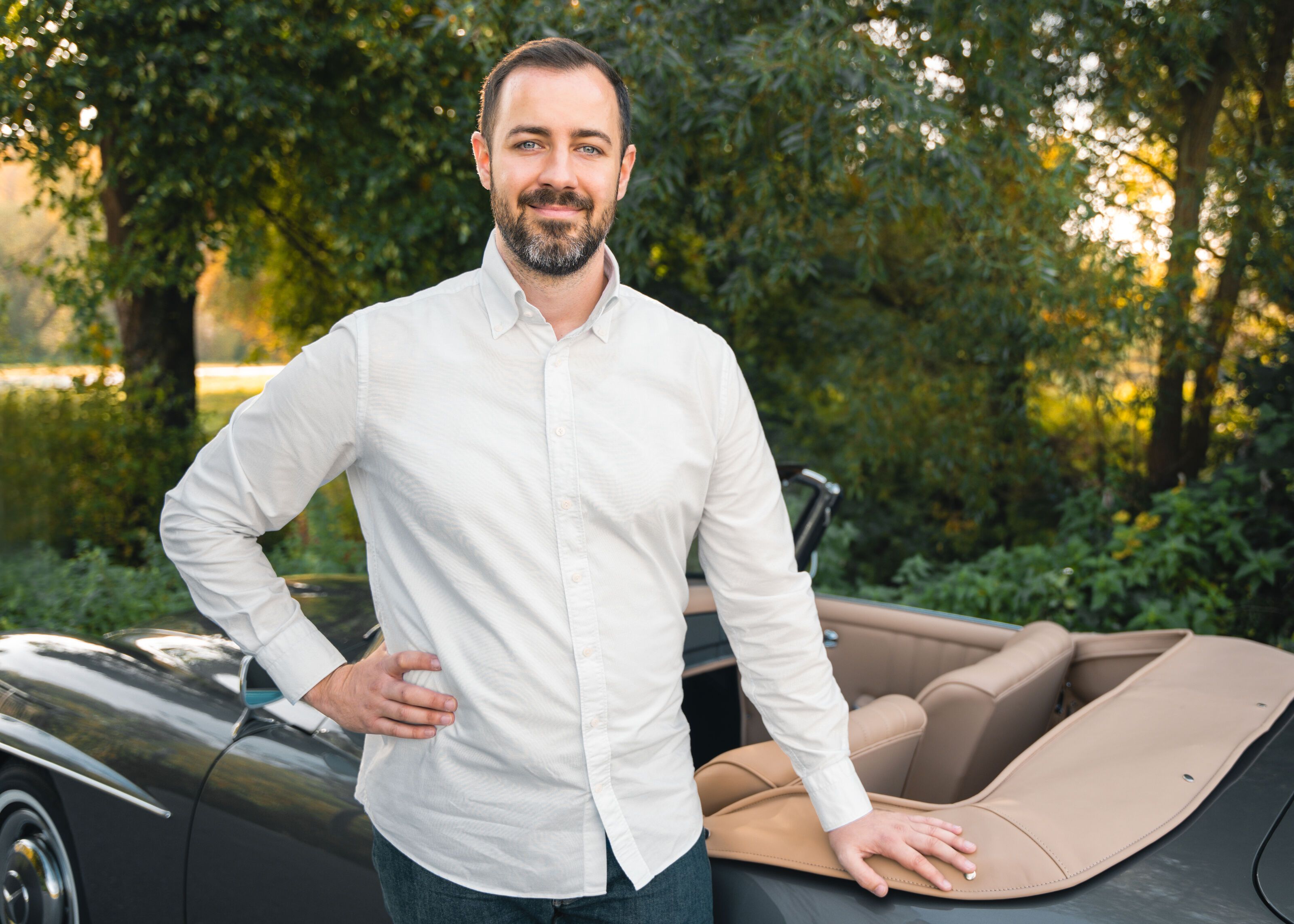 Tim Bechtel an einer Mercedes-Benz 280 SL Pagode bei Bechtel Classic Motors